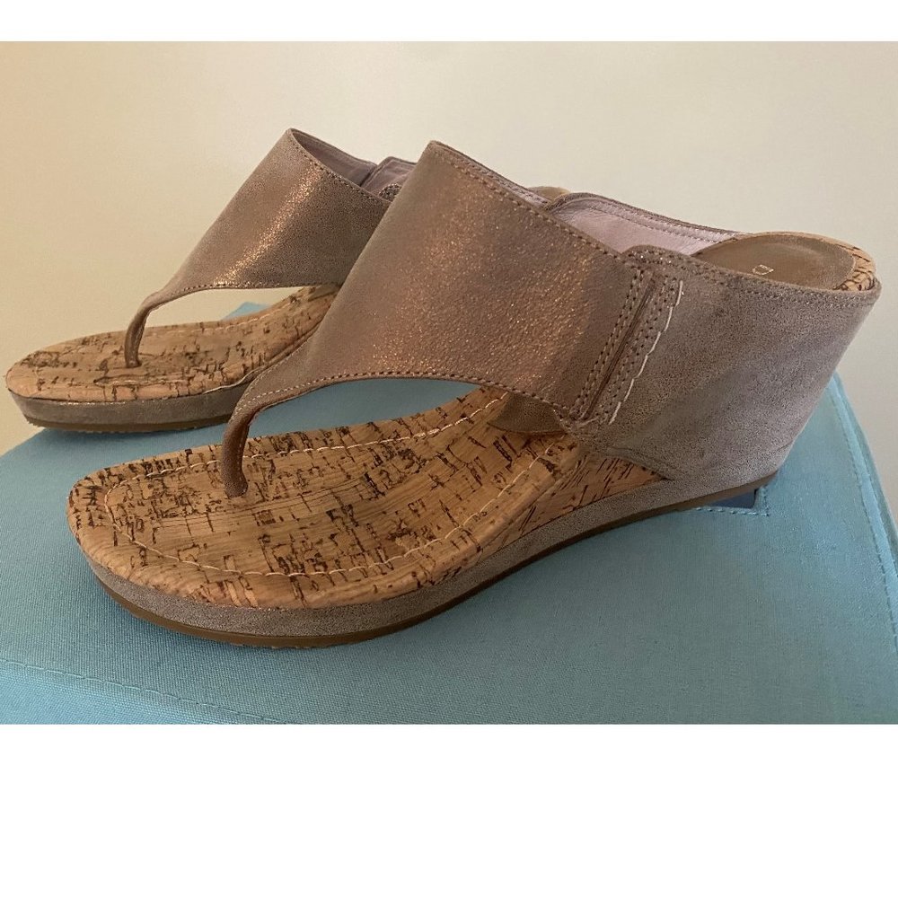 Donald Pliner  Wedge gold sandal sz 8-81/2